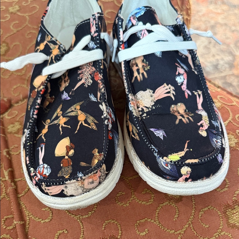 Black Fairy Print Sneakers 7